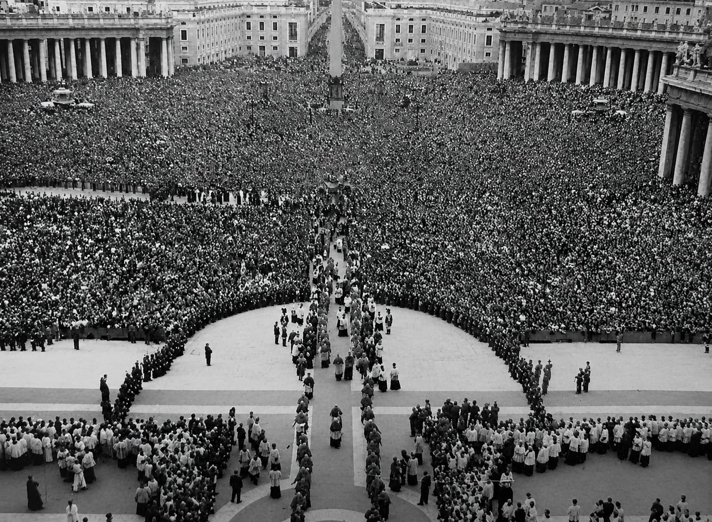 Blick auf den Petersplatz bei der Heiligsprechung 1950