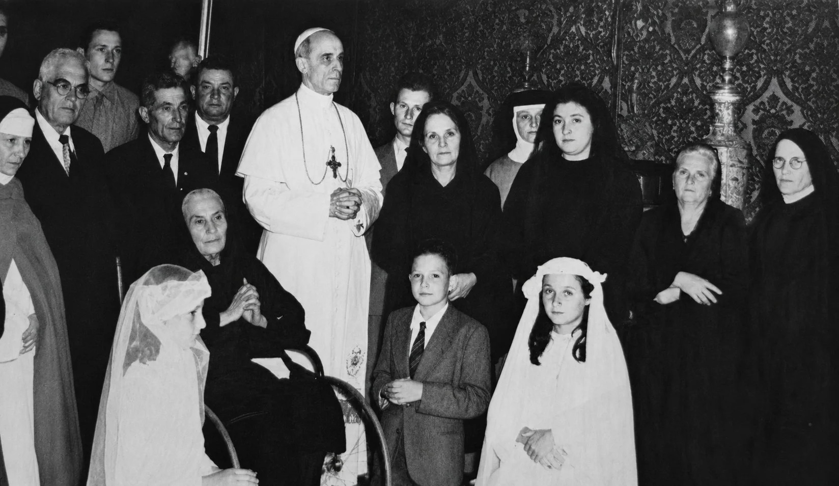 Mutter Assunta Goretti mit ihren Kindern und Enkelkindern in Privataudienz bei Pius XII.
