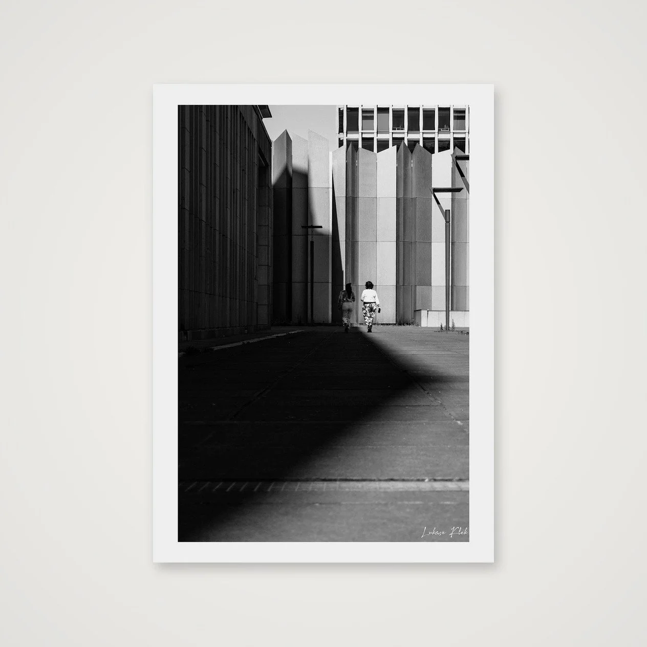 shot_table_b820508c_765e37da.jpg