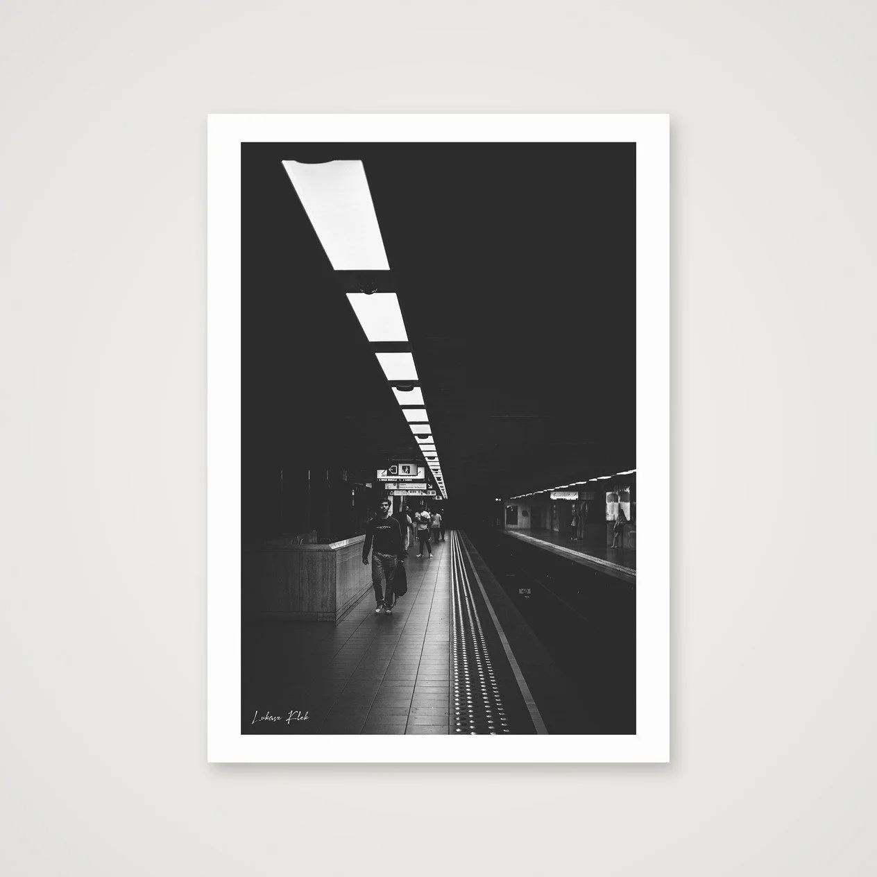 shot_table_b7d95cb4_b82c9ee6.jpg