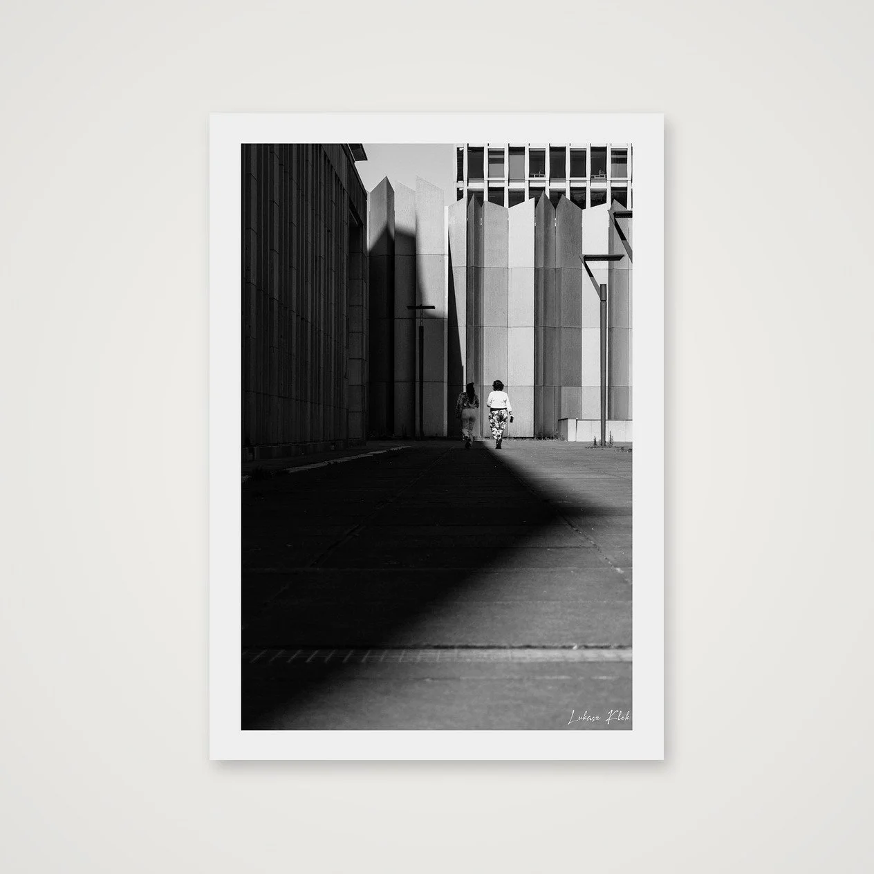shot_table_61da8304_64788370.jpg