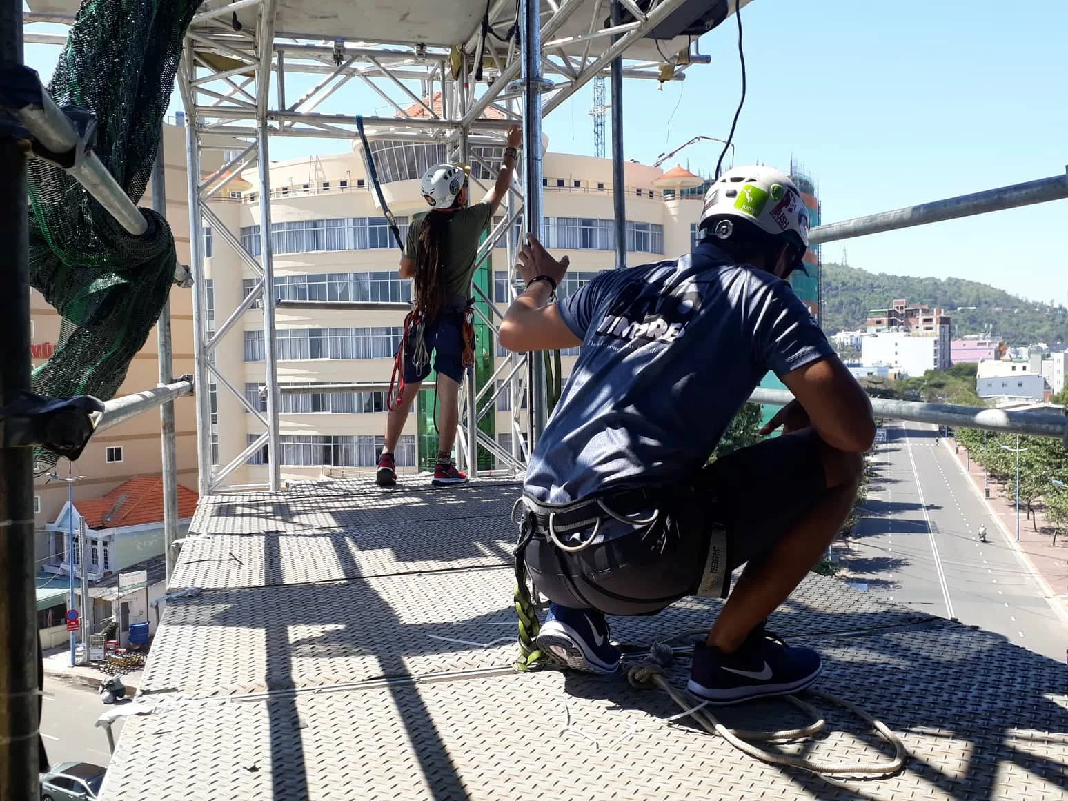 Preparing and testing free-fall jump platform at the Tiger Wall event