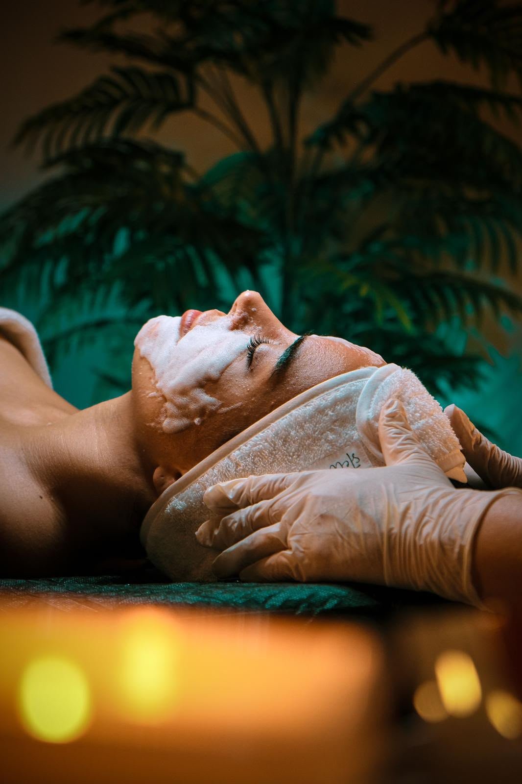 Frau bei einer entspannenden Gesichtsbehandlung während des Lady Beauty Days