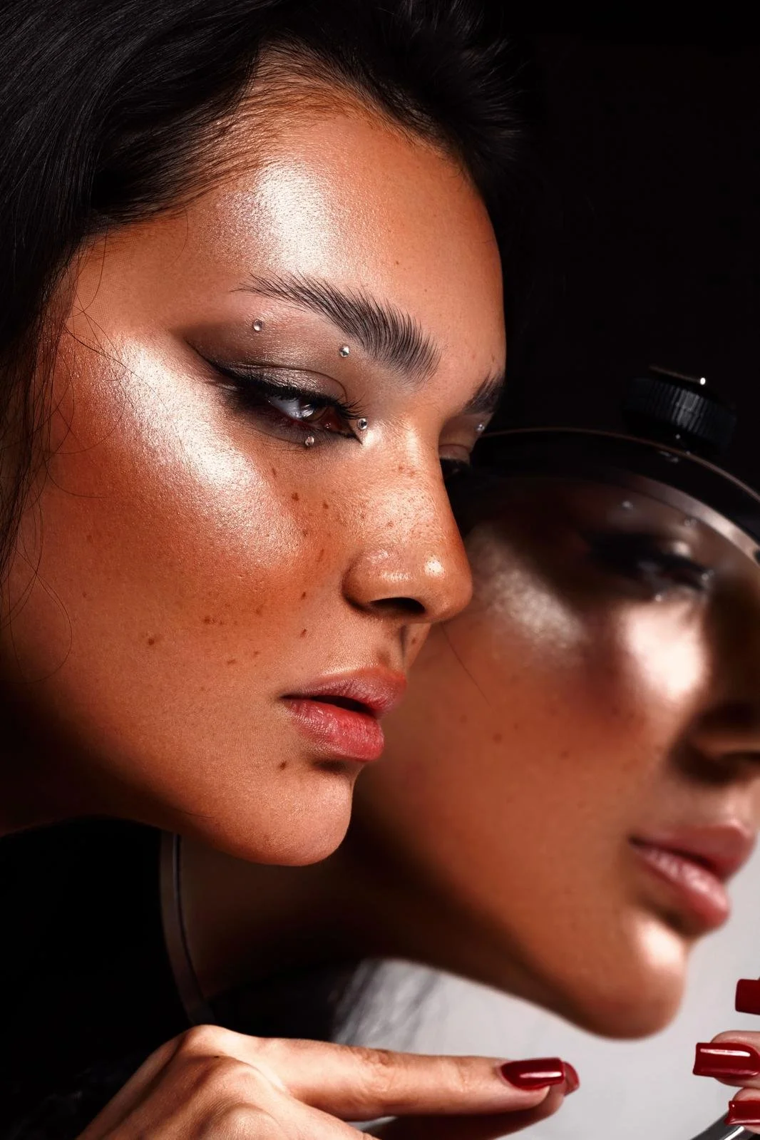 Frau mit professionellem Make-up vor einem Spiegel