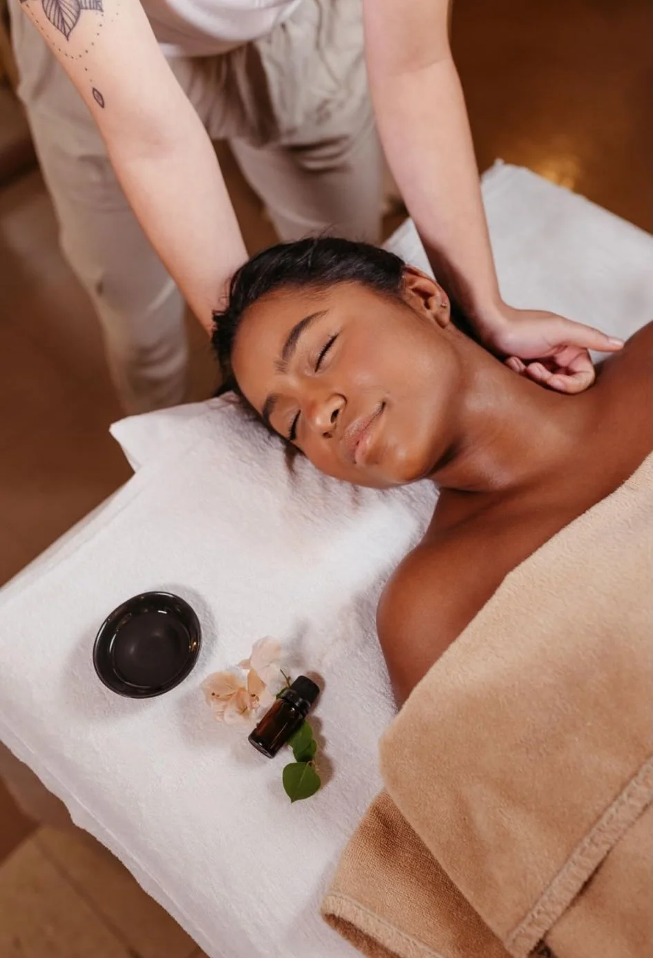Frau bei einer entspannenden Nacken- und Schultermassage während eines Beauty Days