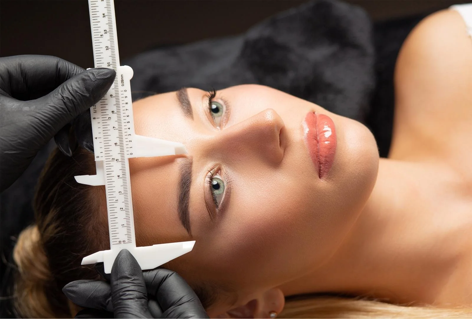 Vermessung der Augenbrauen zur Vorbereitung auf ein Microblading