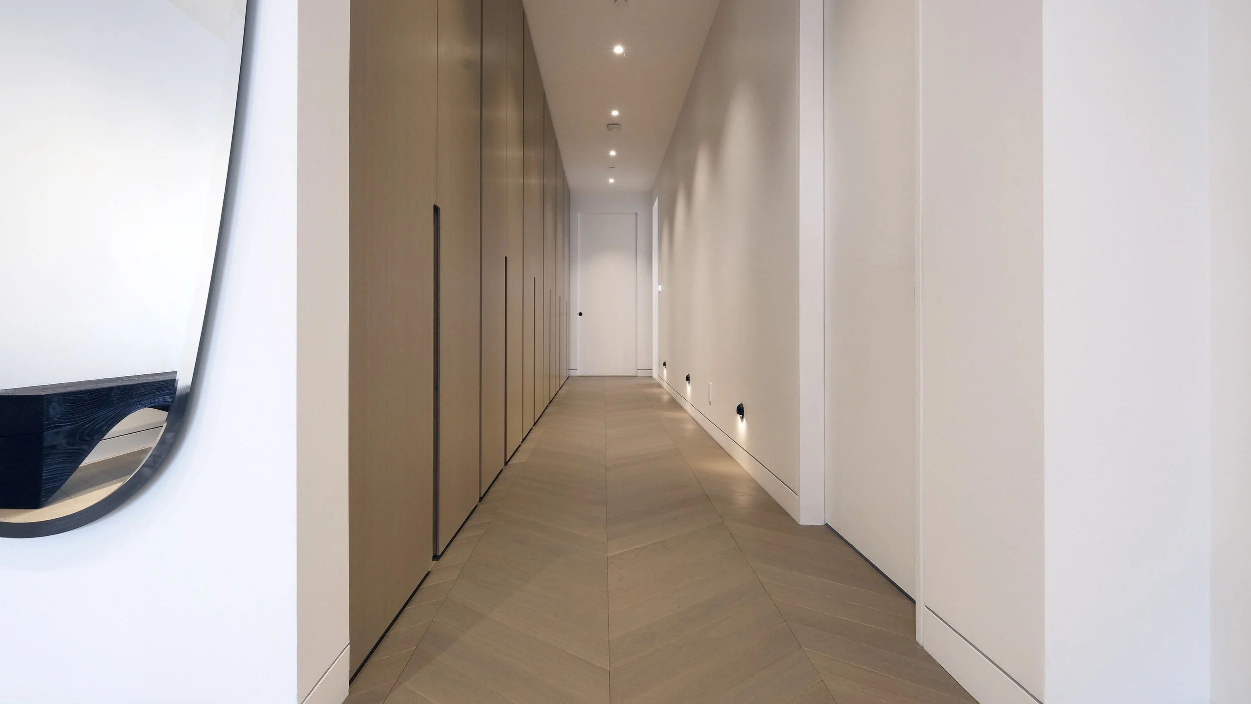 Vanilla corridor and architectural detailing by Chrome Design in a luxury Montreal residence
Télécharger