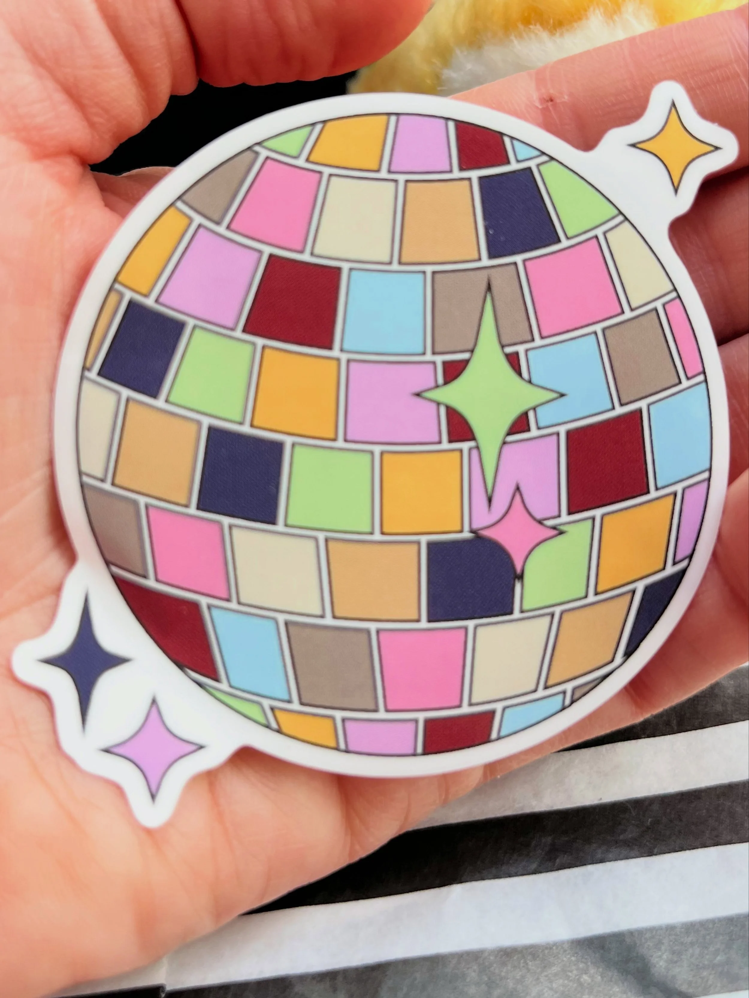 Found the perfect disco 🪩 sticker on my meanders around Edinburgh! Love ❤️ being back in my university city with my gorgeous friend @sarahecolegrove #mybrainislikeadisco #debutpicturebook #adhd