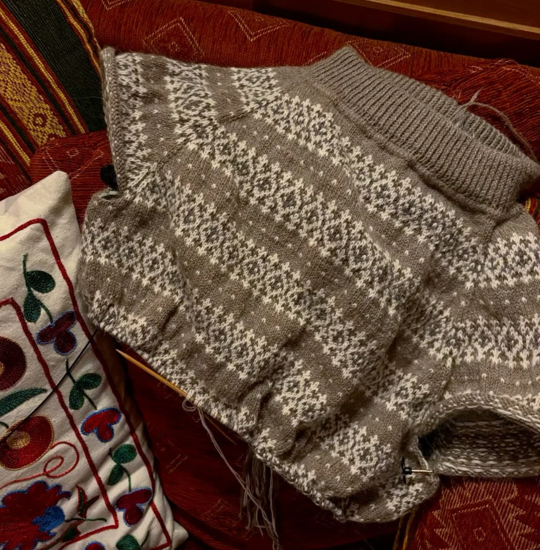 Ein Fair-Isle-Pullover in Grau Weiß und Beigetönen mit klassischem Norwegermuster aus Alpacawolle 