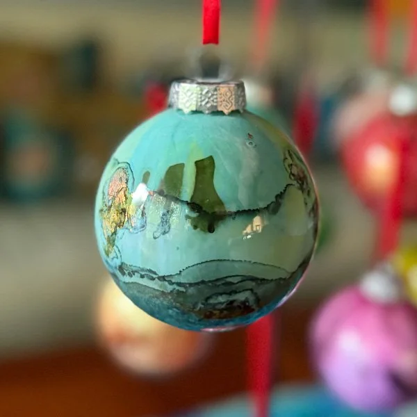 Finished one round of ornaments using alcohol ink and gold leaf, and am very excited to present them at Crete Pumpkin Fest Oct. 4th. Which one do you like? Should I make more?

#fahrsidestudios #nebraskaartist