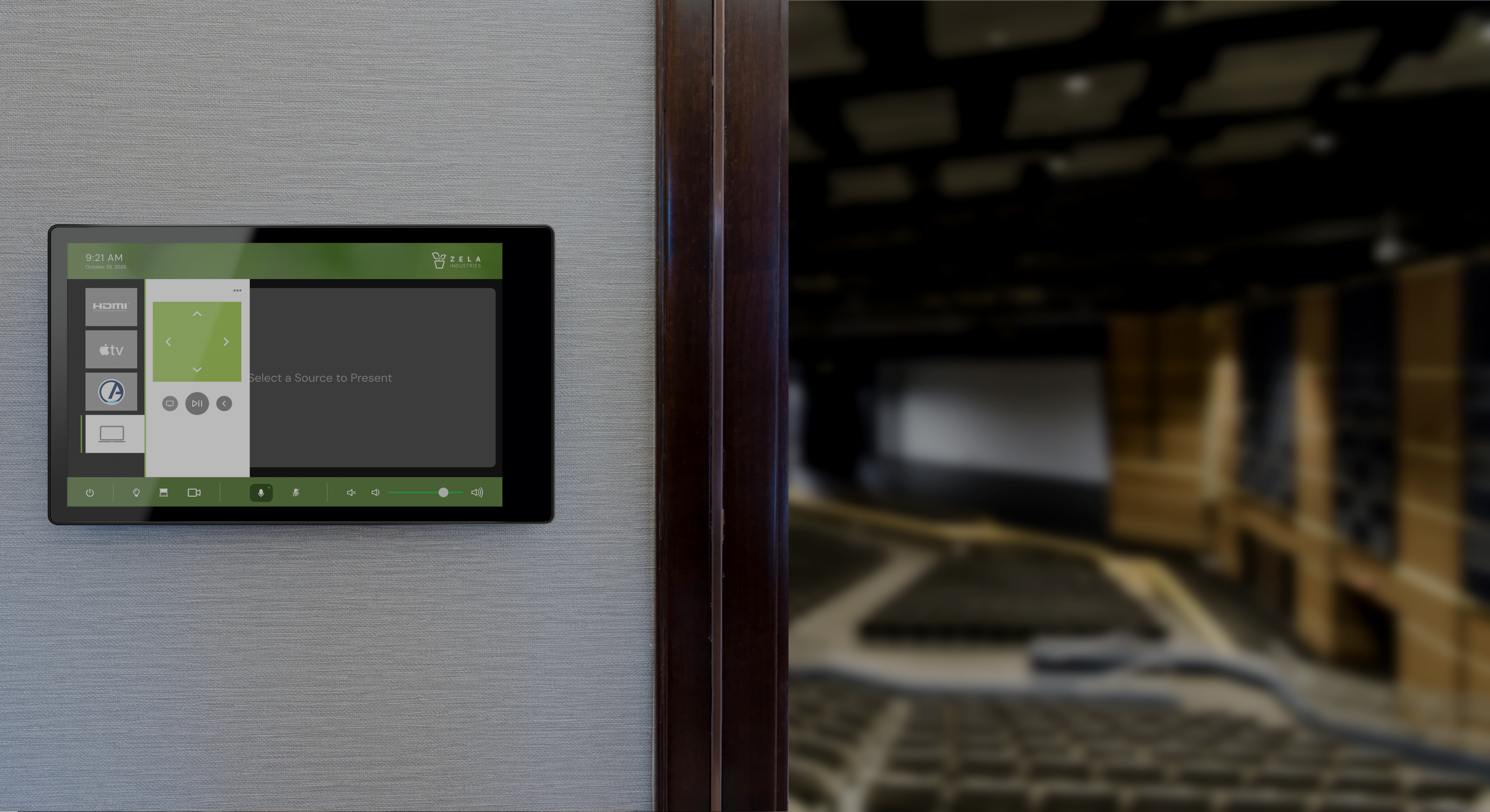 Pantalla táctil en pared, control de sistema audiovisual en una sala de conferencias o oficina.