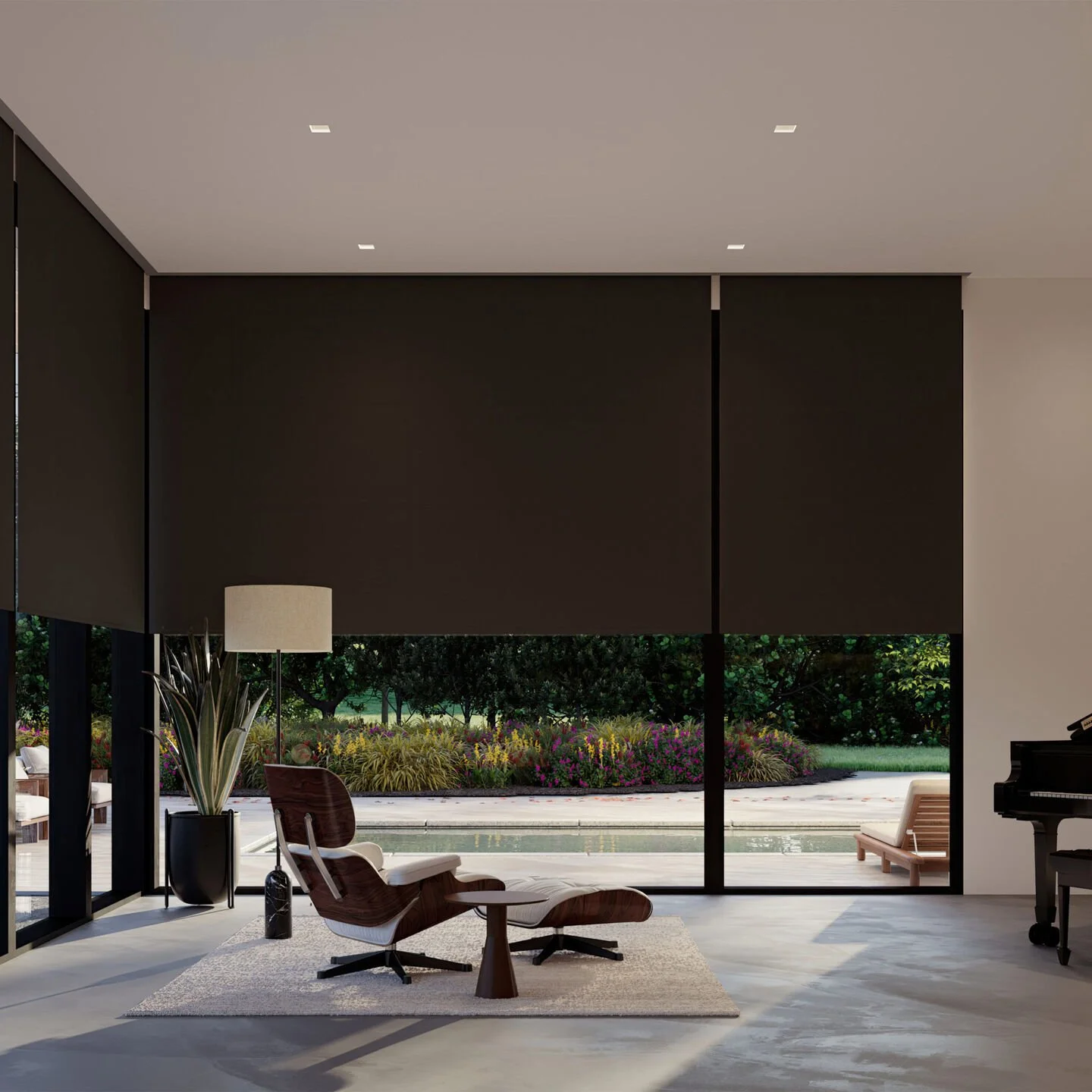 Interior moderno con sillón de madera y cojines blancos, lámpara de pie y vista al jardín con plantas y árboles. Iluminación y Cortinas controladas y automatizadas.