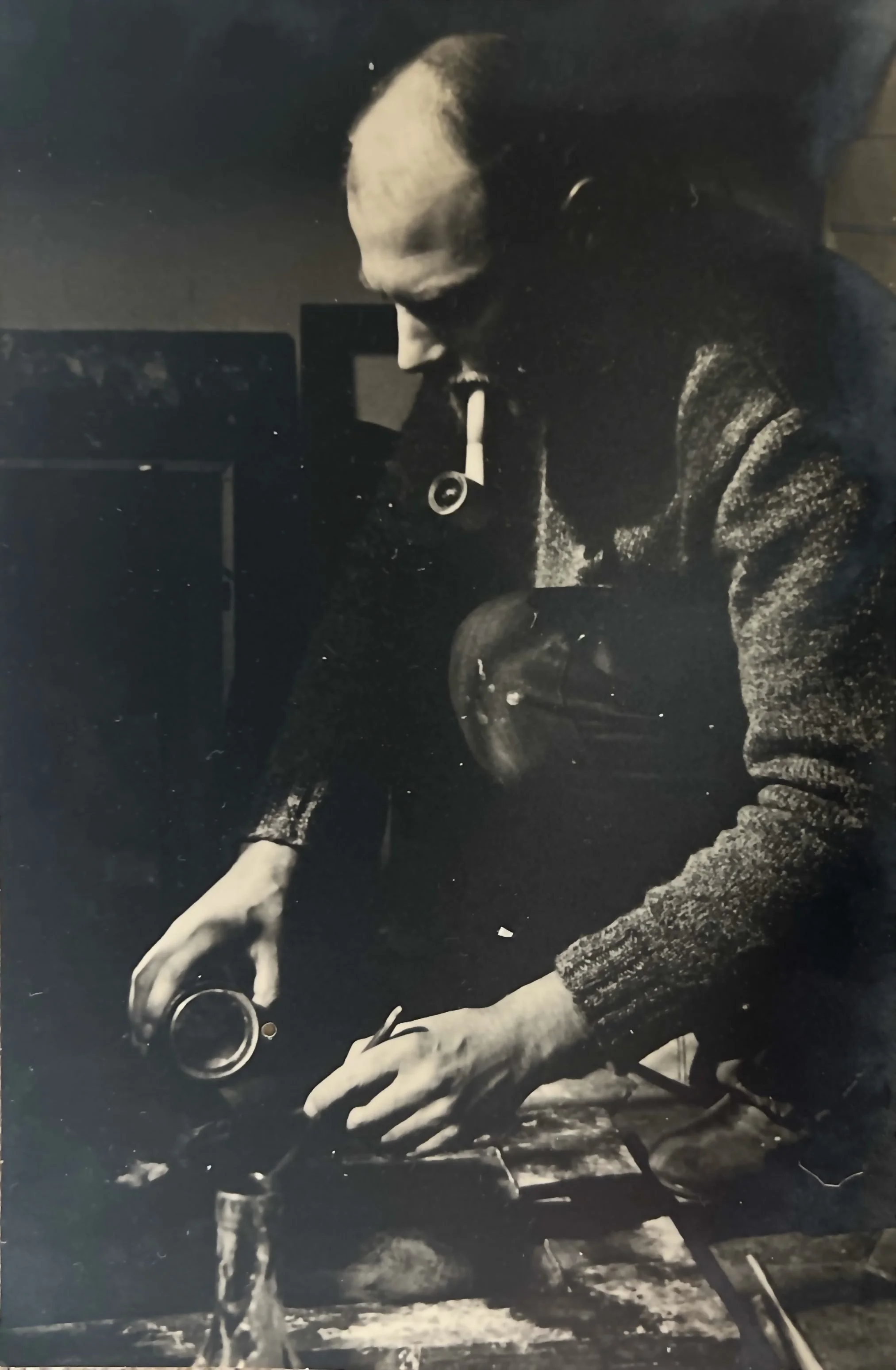 Hans Zandvoort working in his Paris studio in 1961, photographed by Sara Facio.
