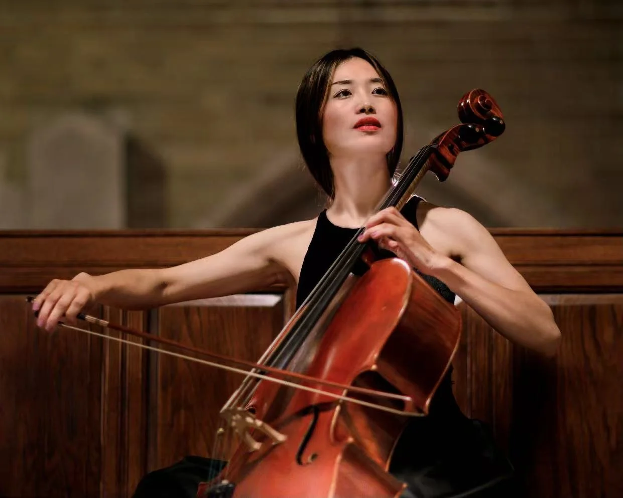 Le Shi-Soddu performing on the cello