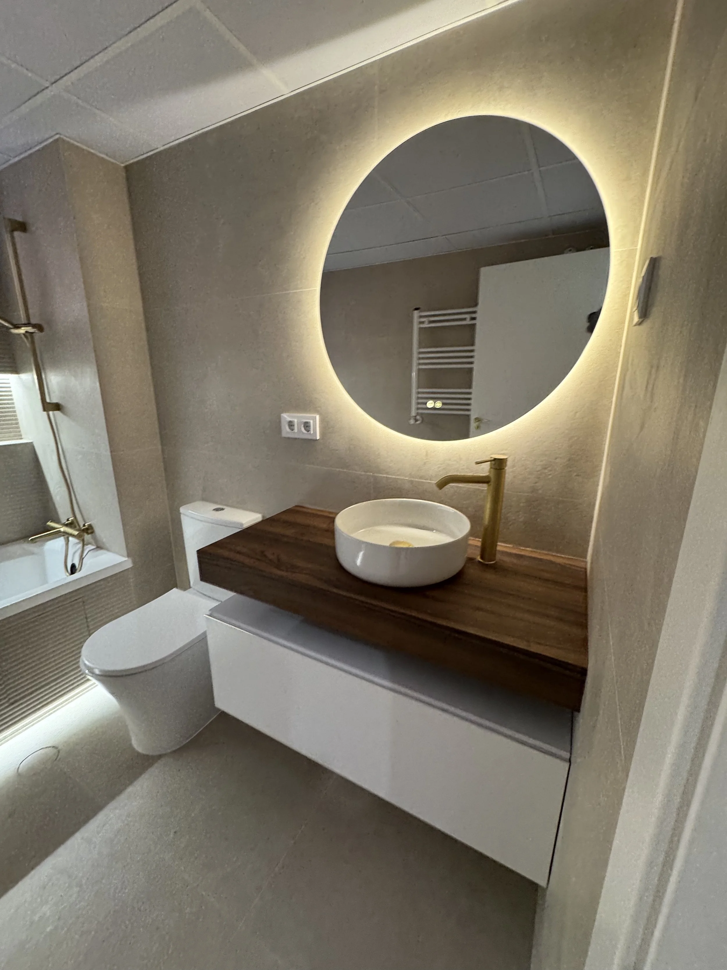 Después

Conjunto de mueble y espejo renovado, con un diseño moderno, funcional y perfectamente integrado.