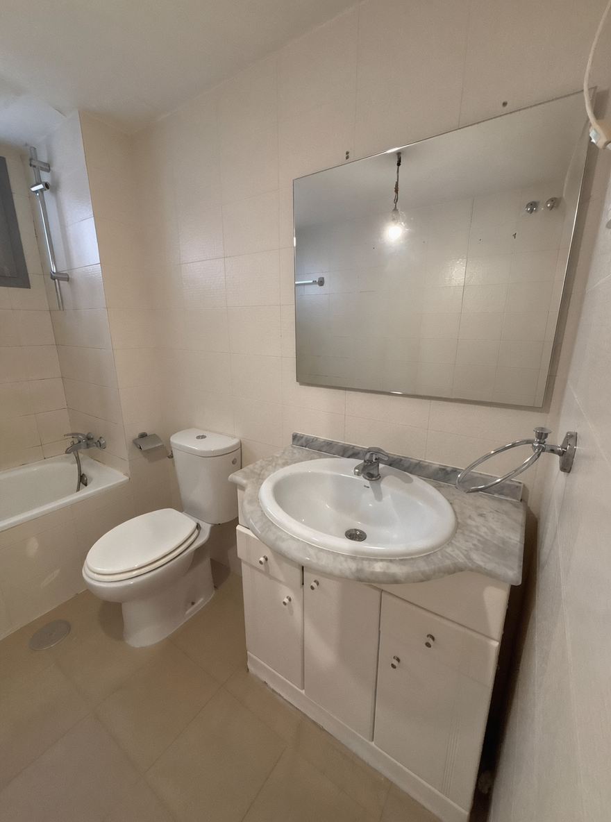 Antes

Mueble y espejo antiguos, con un diseño desactualizado y poco integrado en el espacio.