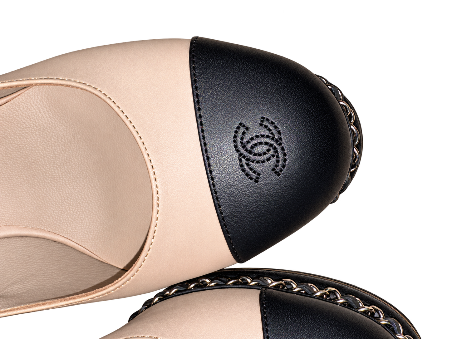 Chaussures Chanel beige et noires détourées-3.png