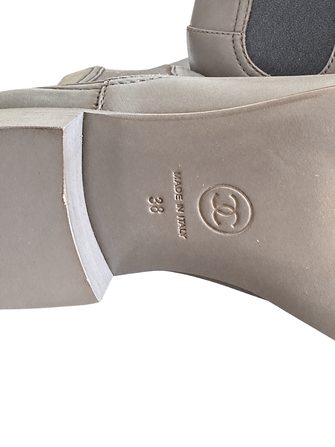 Bottes Chanel grises sur fond transparent-2.png