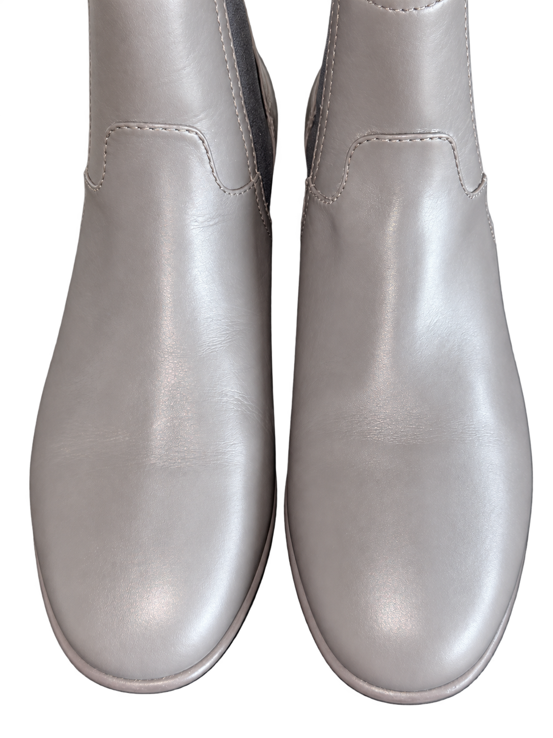 Bottes grises Chanel sur fond transparent-1.png