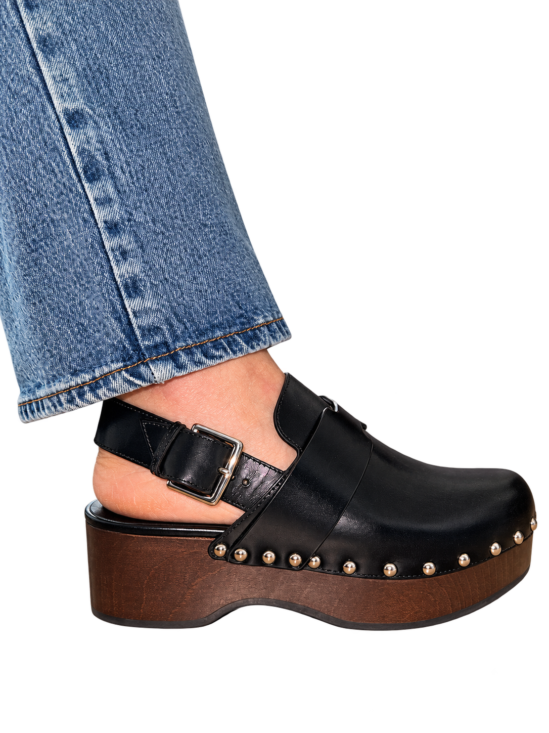 Chaussure usée et jambe en jean détourées-12.png
