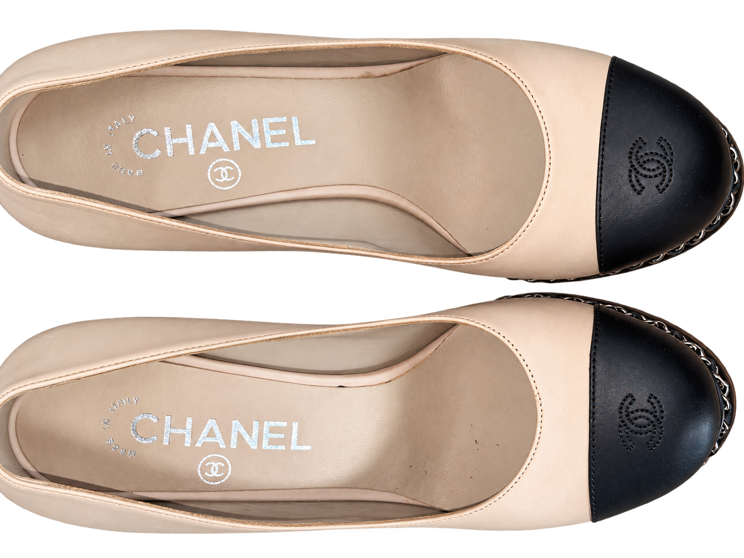Chaussures Chanel beige et noires isolées-2.png