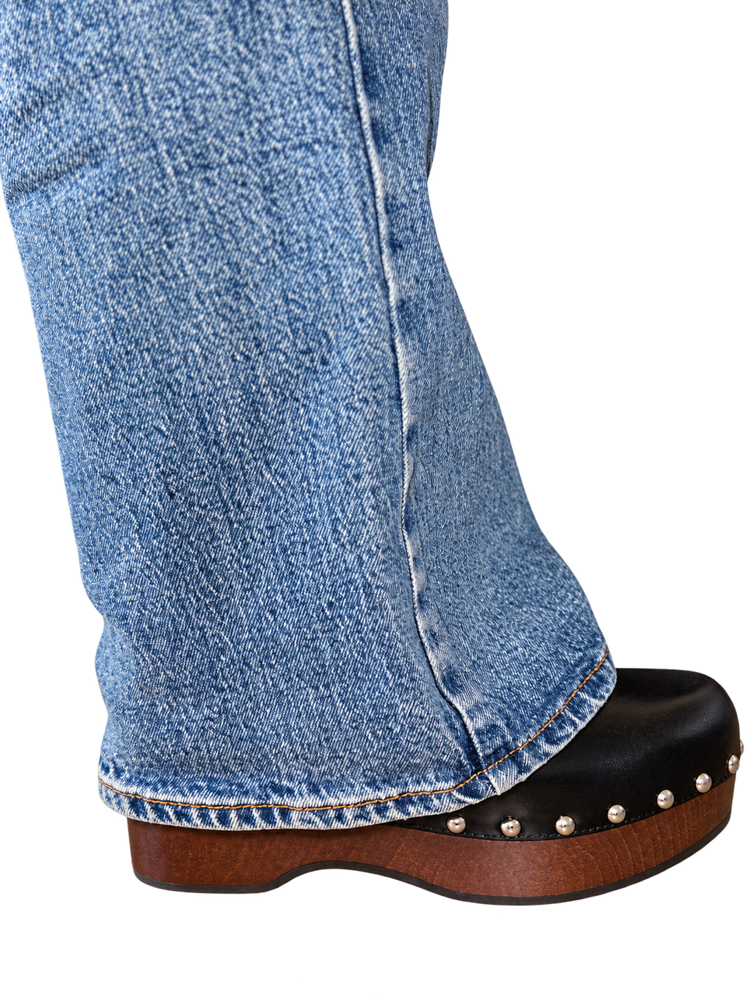 Chaussure usée et jambe en jean détourées-11.png