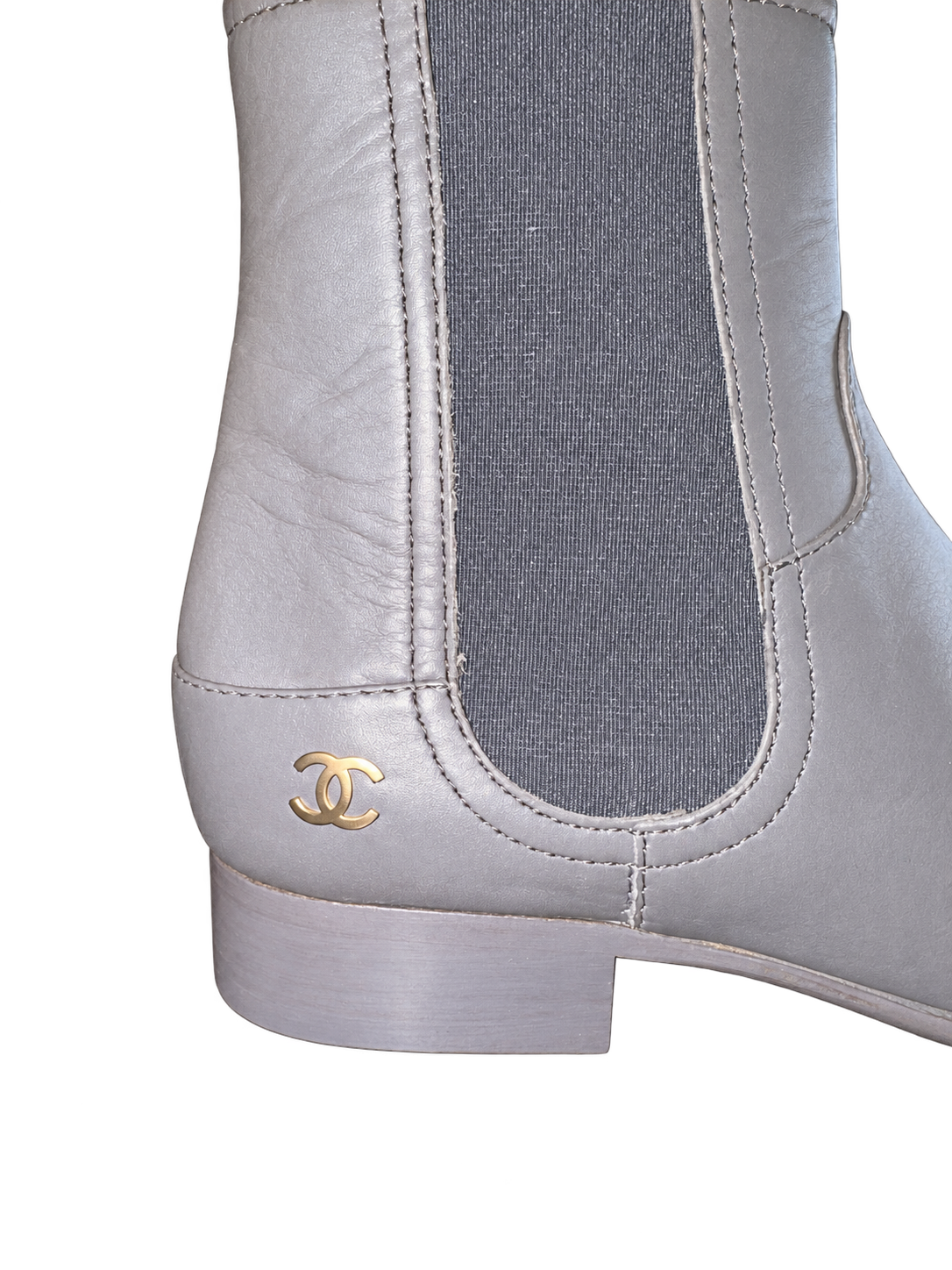 Bottes Chanel grises sur fond transparent-1.png