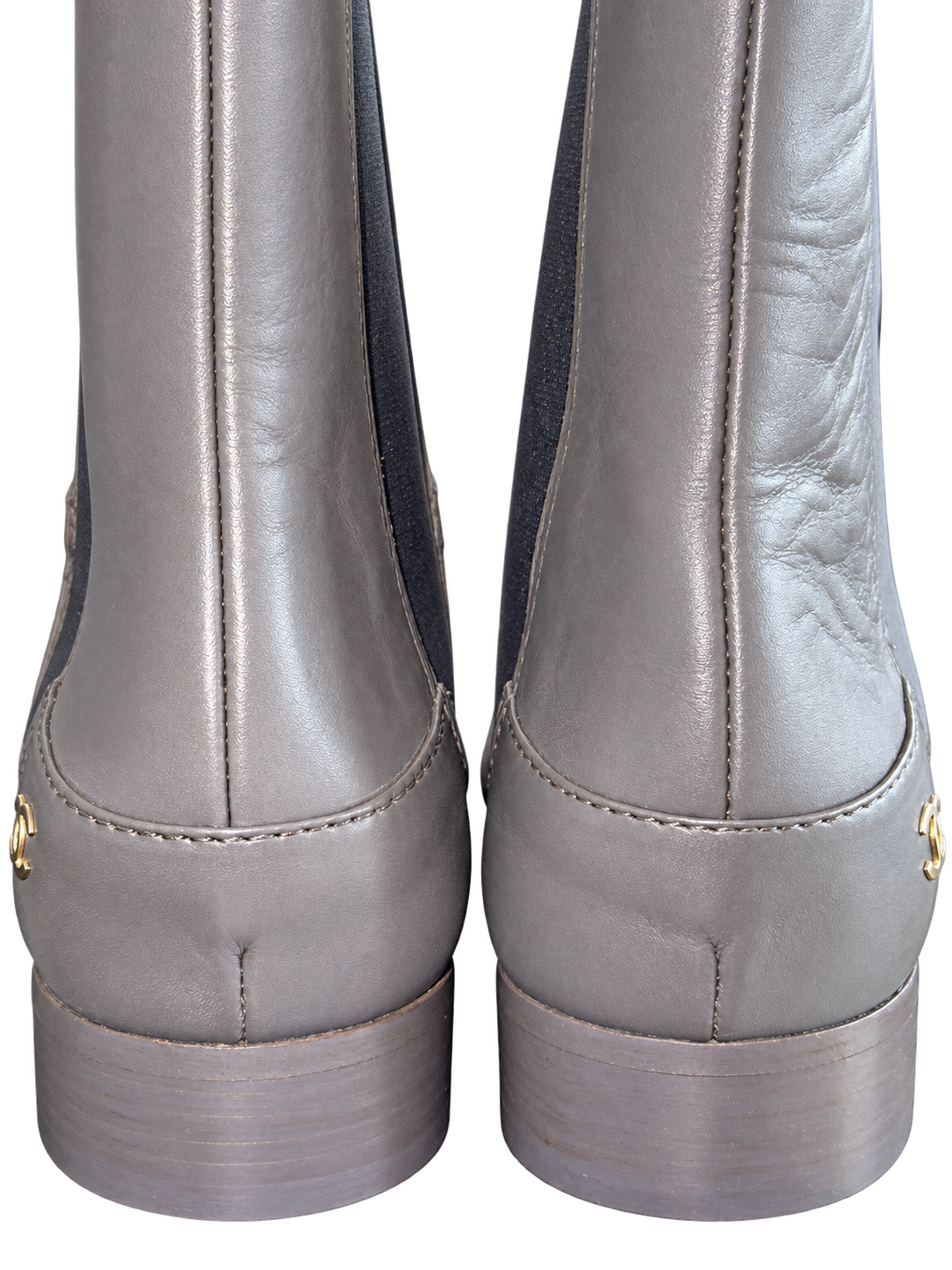Bottes Chanel grises sur fond transparent.png