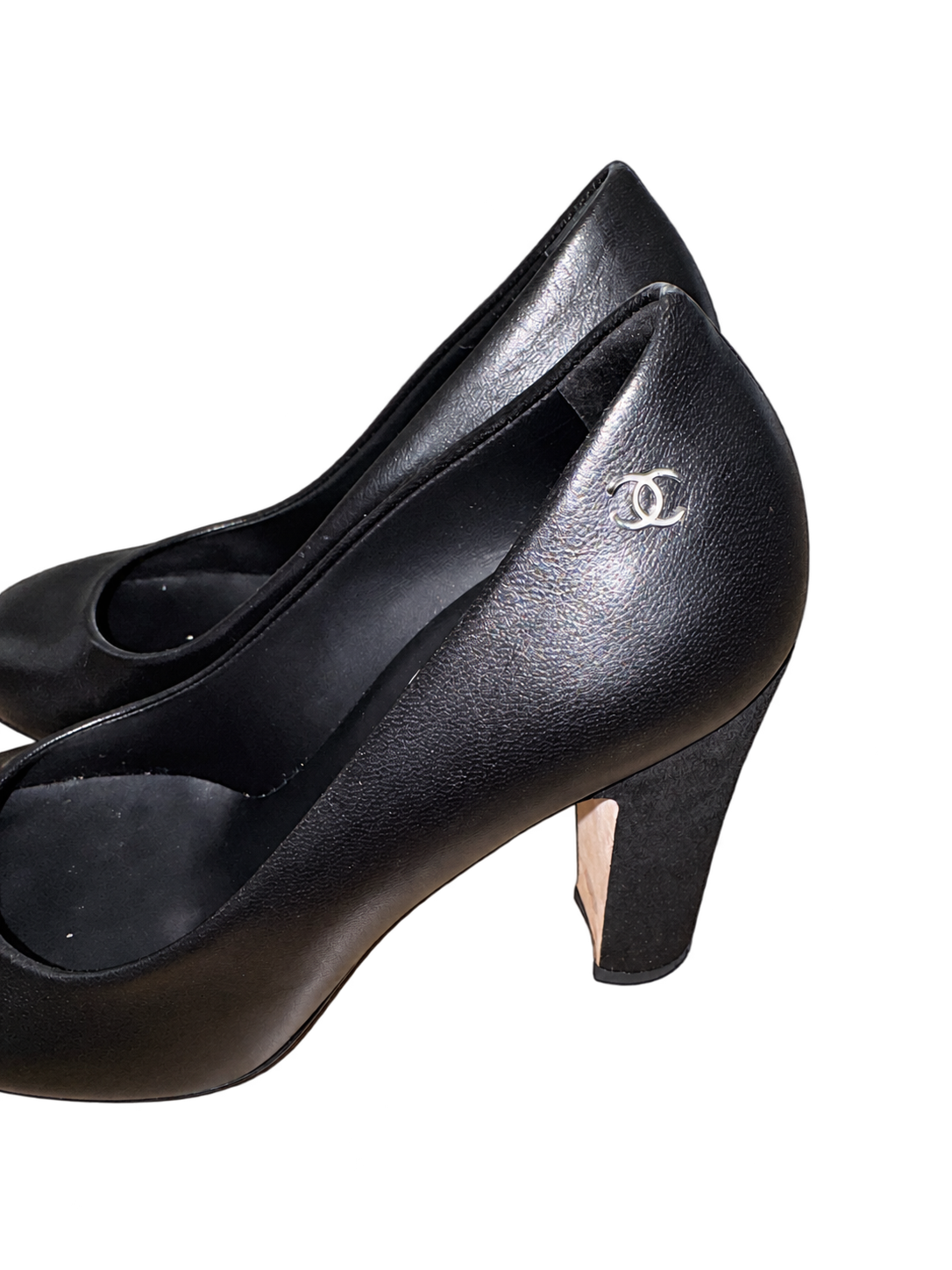 Chaussures en cuir sur fond transparent-1.png