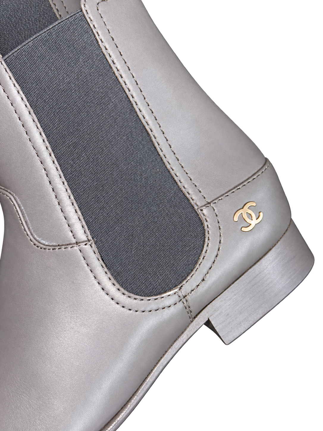 Bottes Chanel grises sur fond transparent-3.png