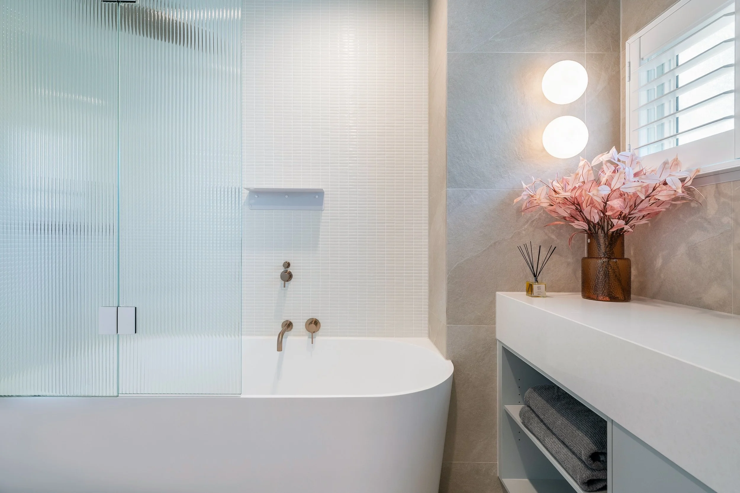 Soft tones, tactile finishes and a little breathing room.

Horizon House features two beautifully appointed bathrooms with underfloor heating, generous stone-topped vanities and refined tiling, along with a separate powder room. A deep bath and reede