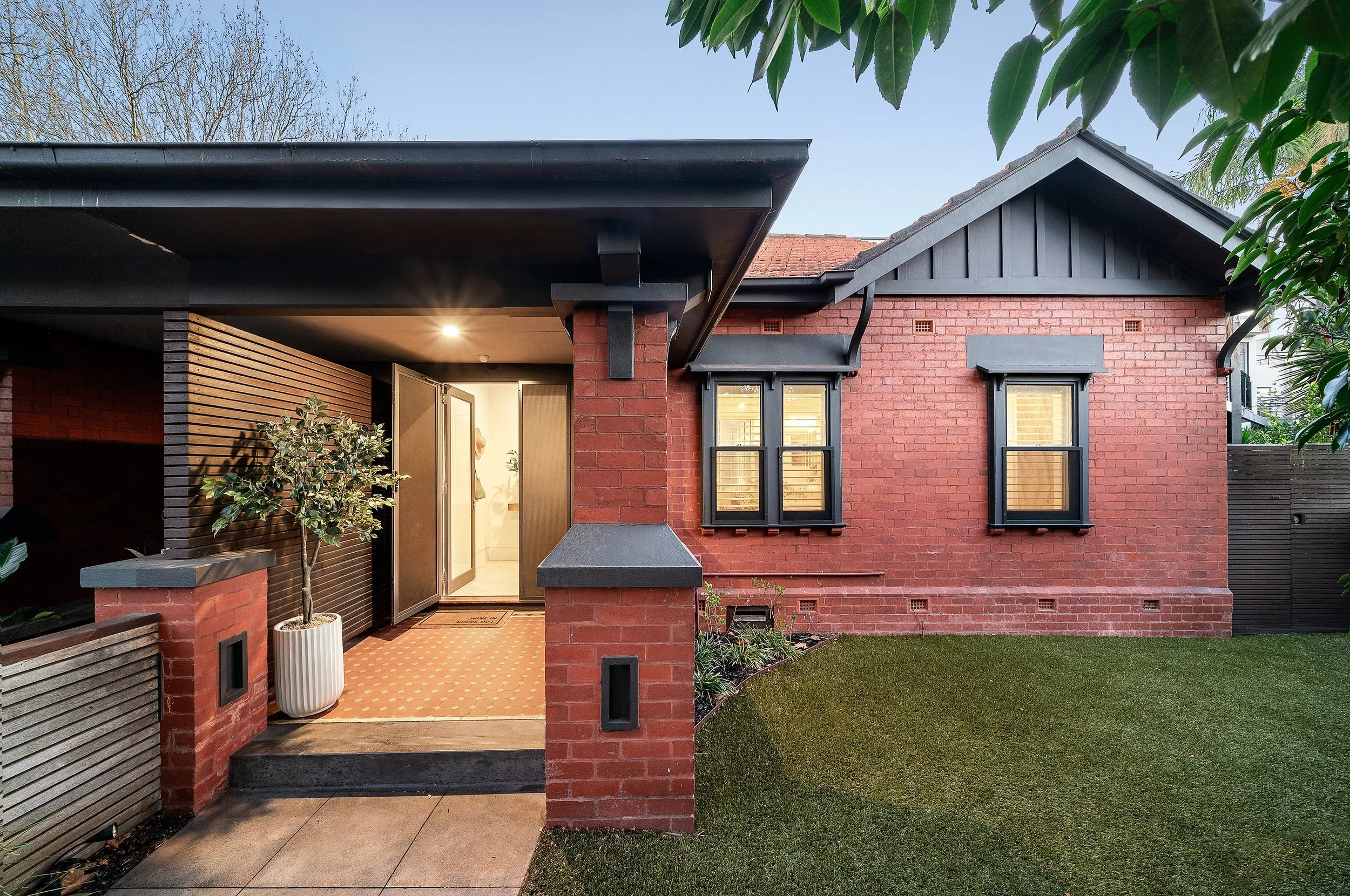 Behind its Edwardian fa&ccedil;ade, Horizon House opens into a light-filled contemporary home designed for gathering, unwinding and enjoying Elwood at your own pace.

Four bedrooms, generous living spaces and two secure car spaces, all within easy wa