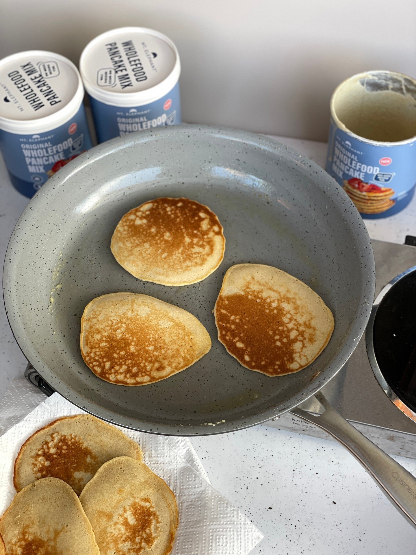 Got 10 kids sleeping over? We&rsquo;ve got breakfast covered. 🥞💙⁠
⁠
Our no-mess mixing tubs make pancake time ridiculously easy.⁠
⁠
Just add your ingredients to the tub, mix, pour and flip! No bowls, no mess, no pancake-making mayhem. 🙌⁠
⁠
10 happ