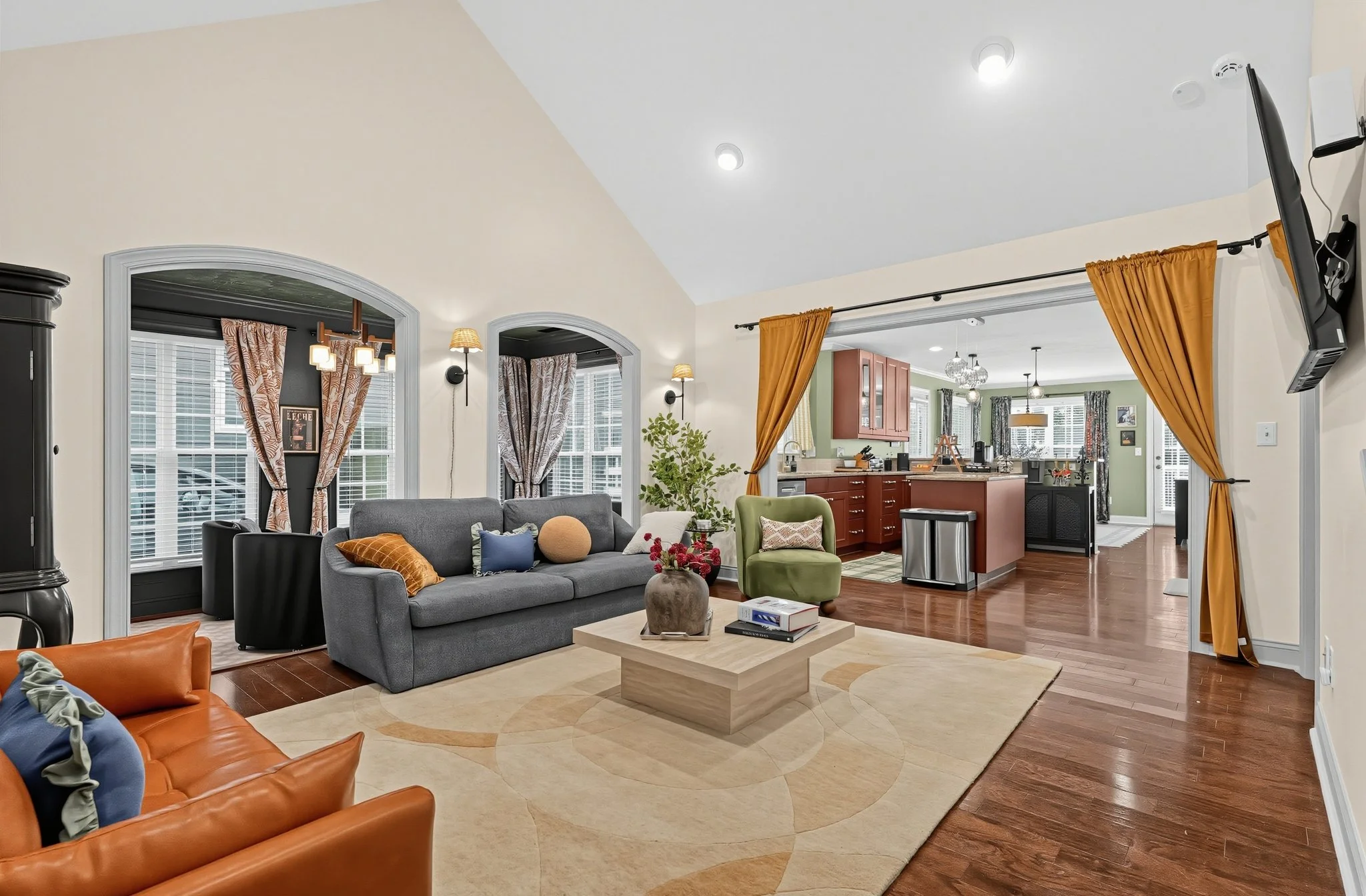 19_2327_Pinckney_Ave-Living_room-6253.jpg