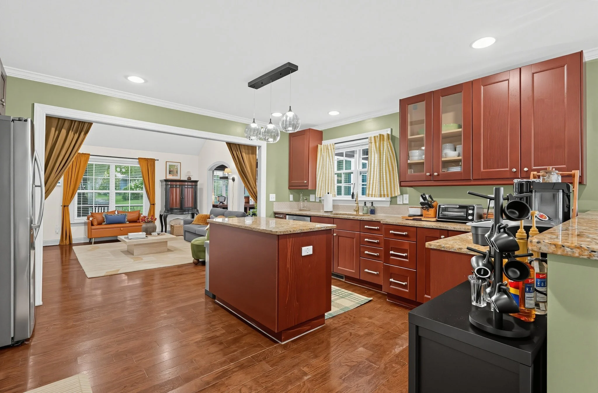 20_2327_Pinckney_Ave-Kitchen-6365.jpg