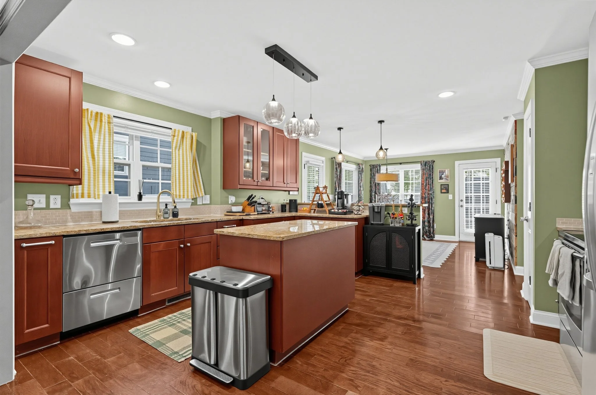 22_2327_Pinckney_Ave-Kitchen-6323.jpg