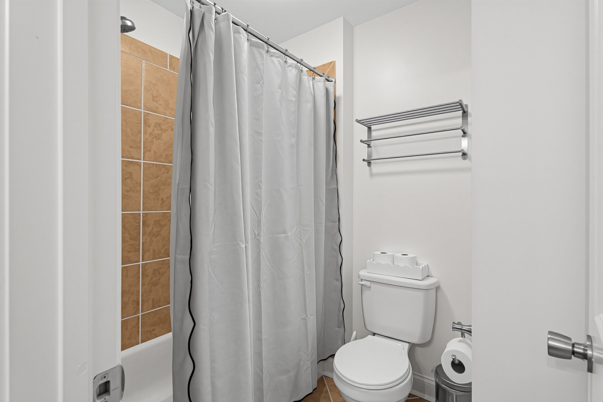 30_2327_Pinckney_Ave-Bathroom-6610.jpg