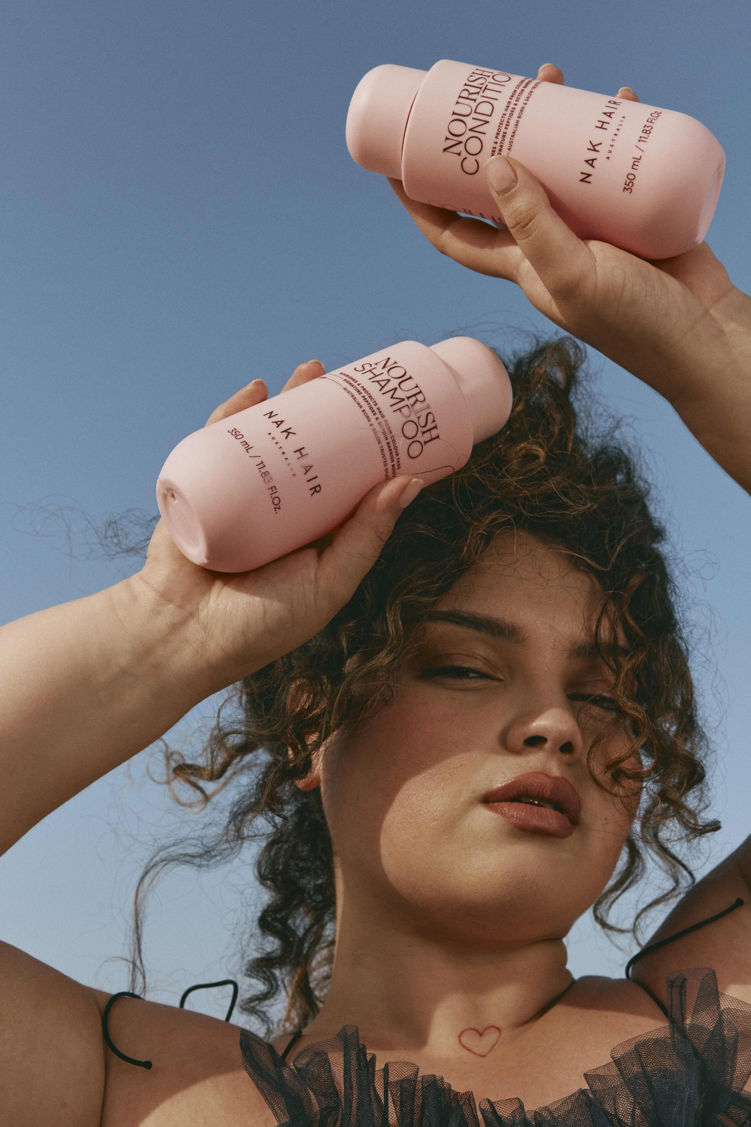 Signature_Campaign25_Beach_Curly_NourishShampooConditioner_SNS350_SNC350_2.jpg