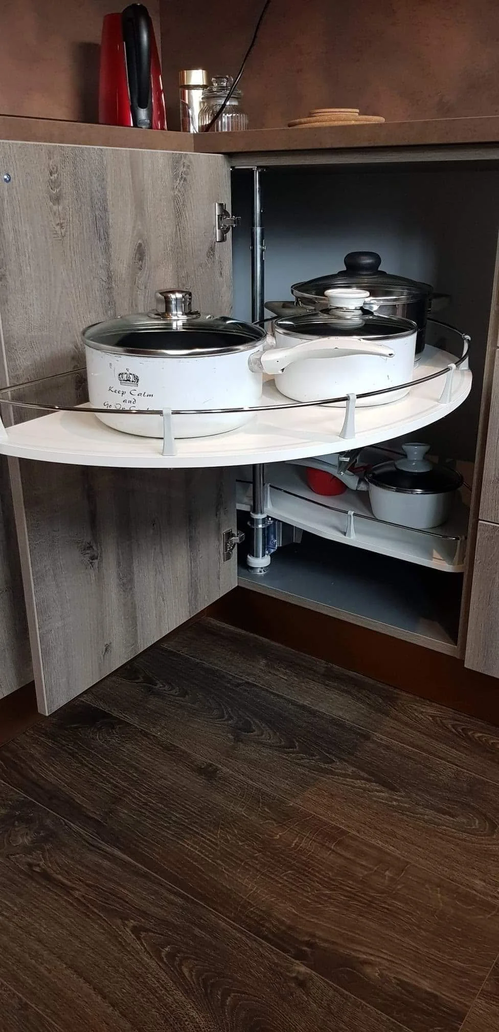 Detaljer fra kjøkken, hjørneskap med karusell. 