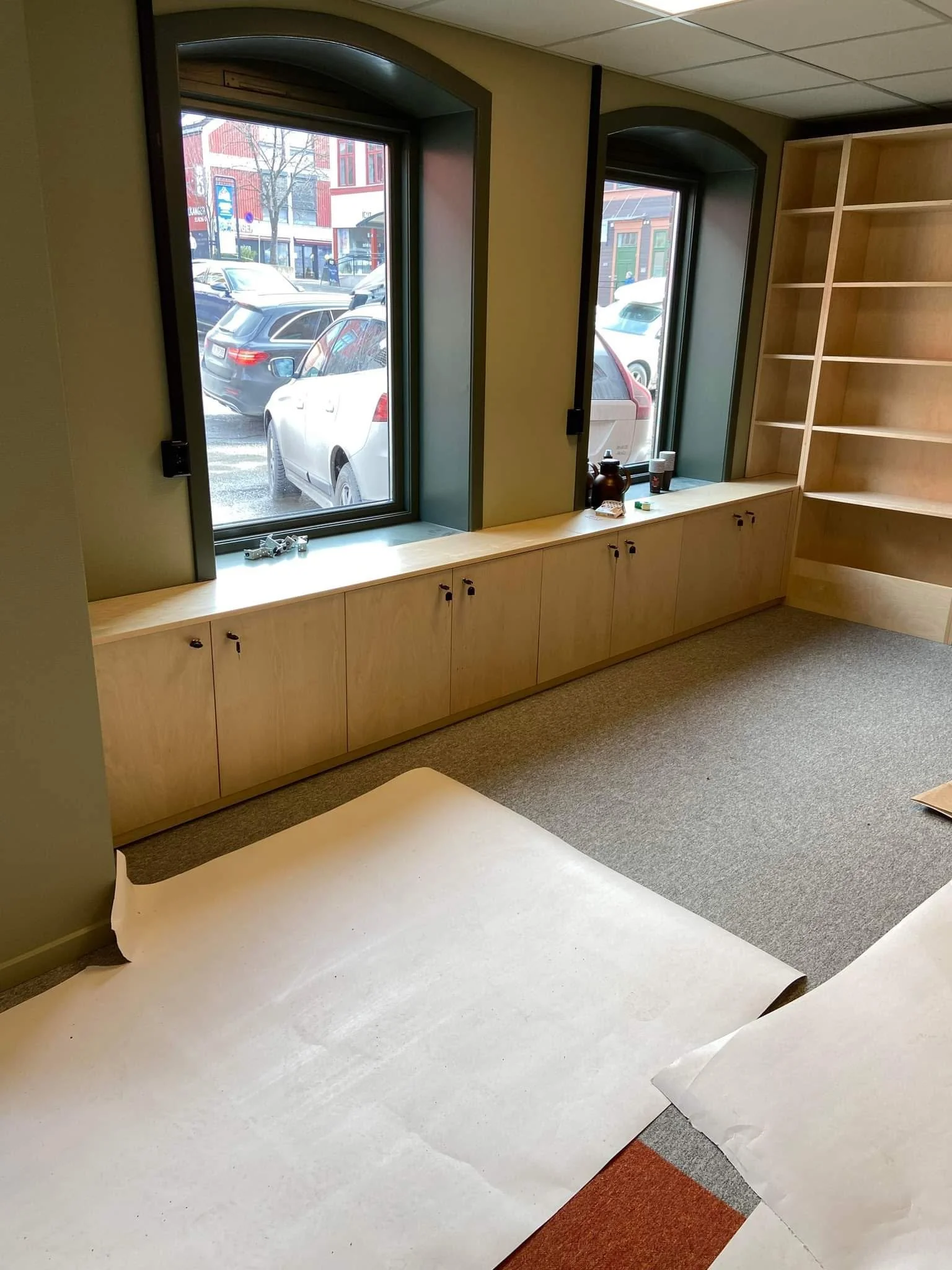 Bokhylle og møbler for Lillehammer bibliotek.