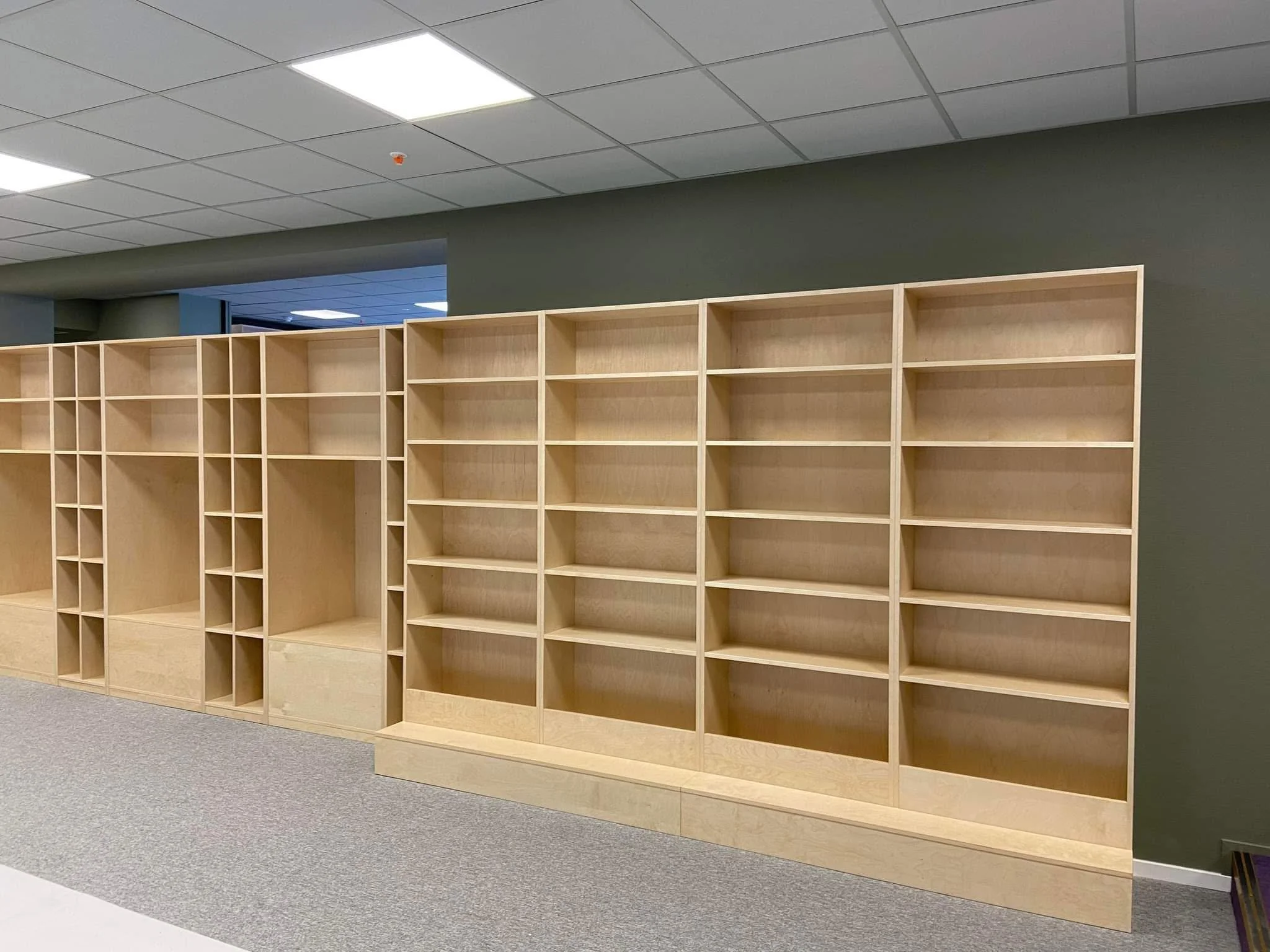 Innendørsområde med bokhyller, Lillehammer bibliotek.