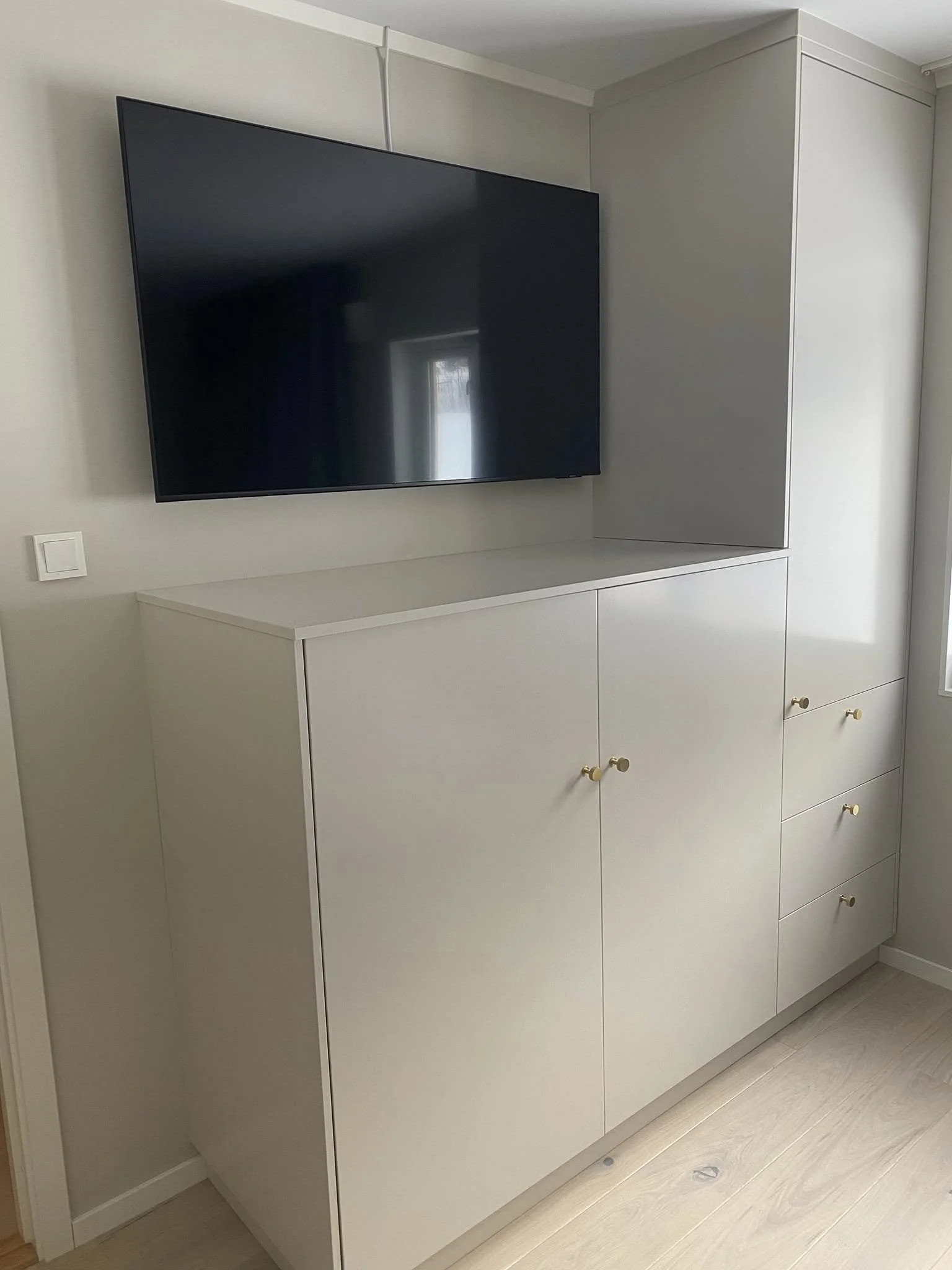 Garderobe med plass til TV. 