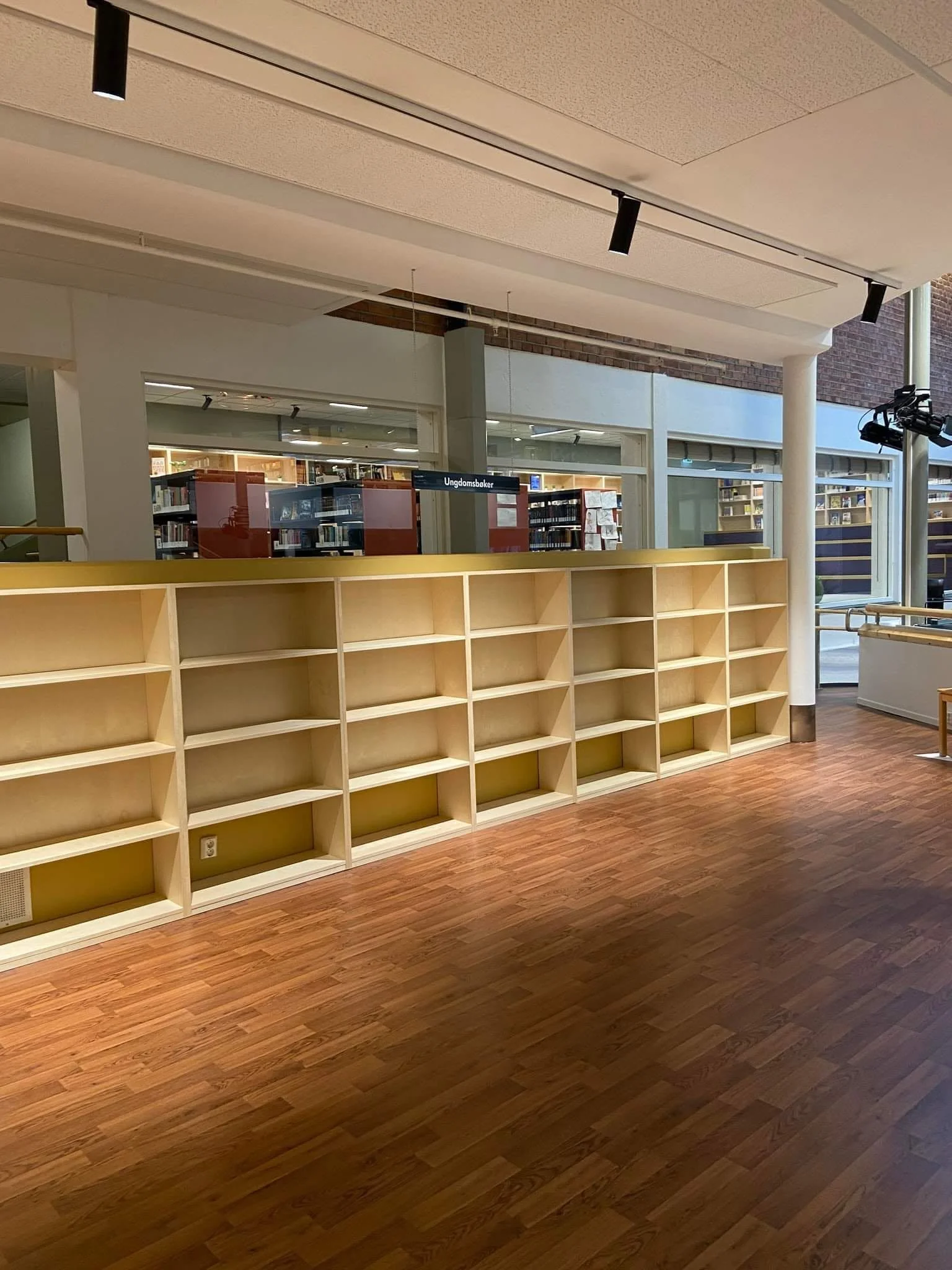 Bokhylle og møbler for Lillehammer bibliotek.
