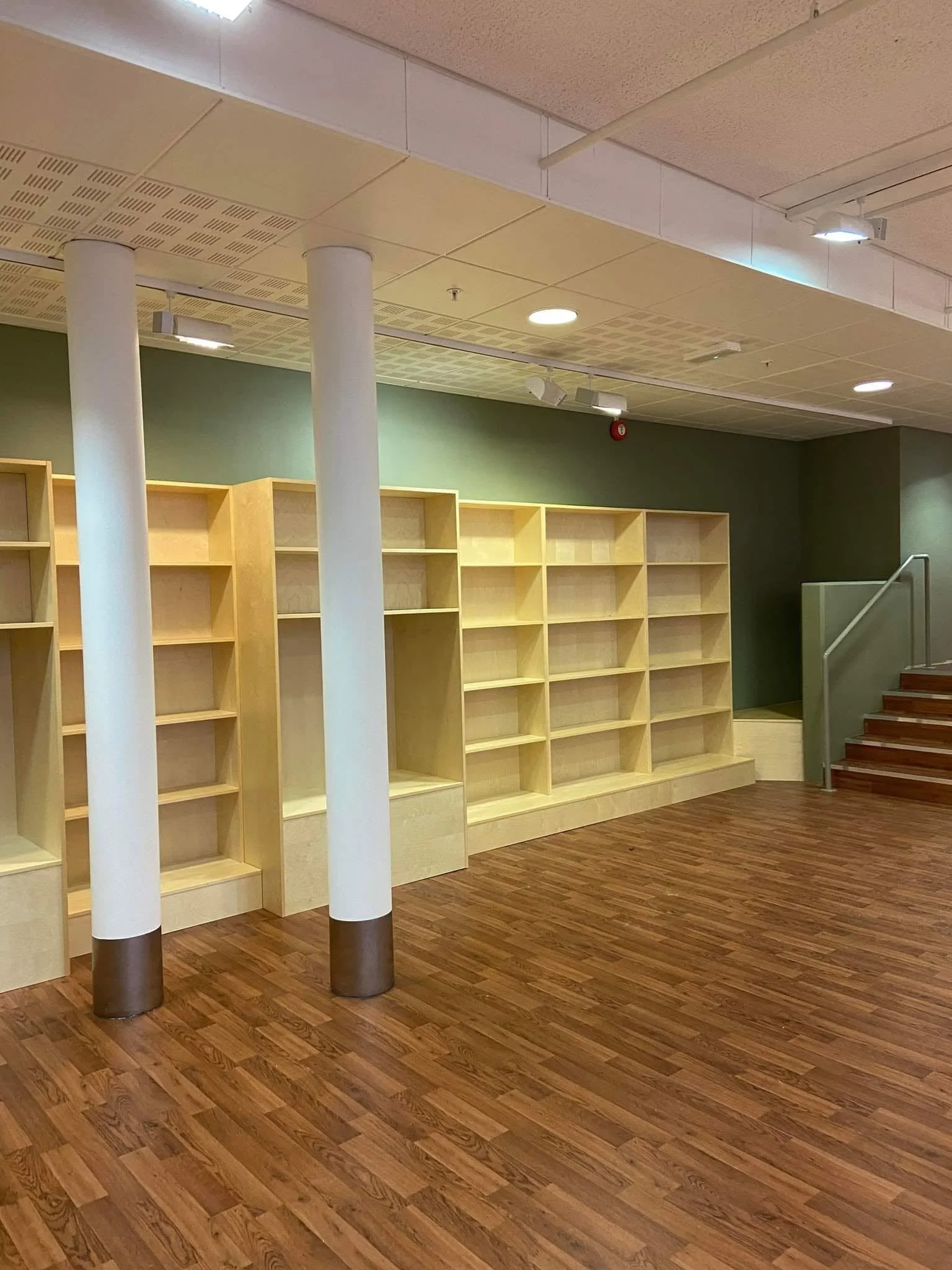 Innendørsområde med bokhyller, Lillehammer bibliotek. 