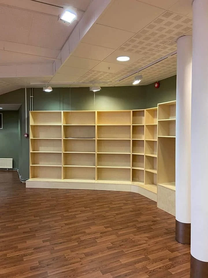 Innendørsområde med bokhyller, Lillehammer bibliotek.