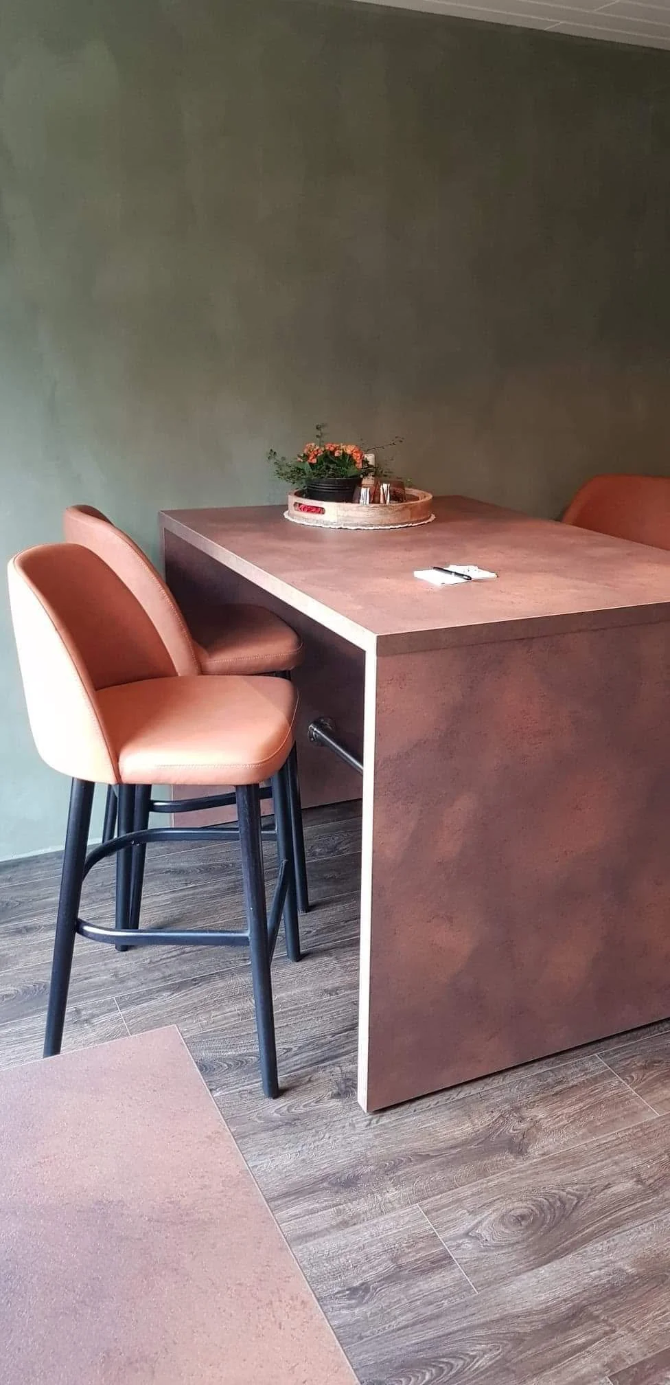 Kjøkkenøy med sitteplasser. 