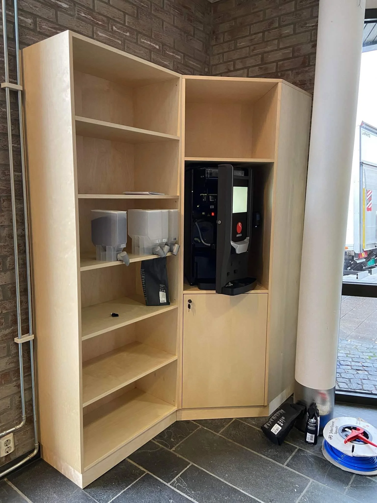 Bokhylle og møbler for Lillehammer bibliotek. Kaffemaskin i hjørneskap.