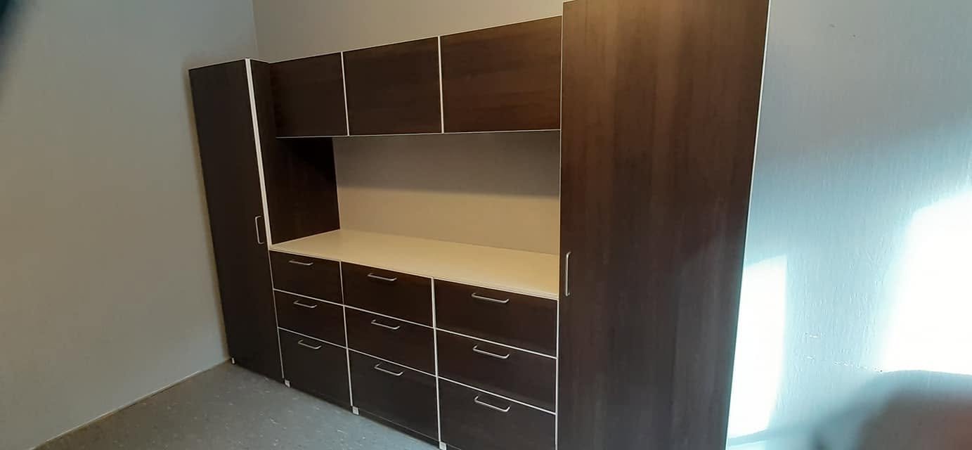 Kjøkken med mørkebrune fronter. 
