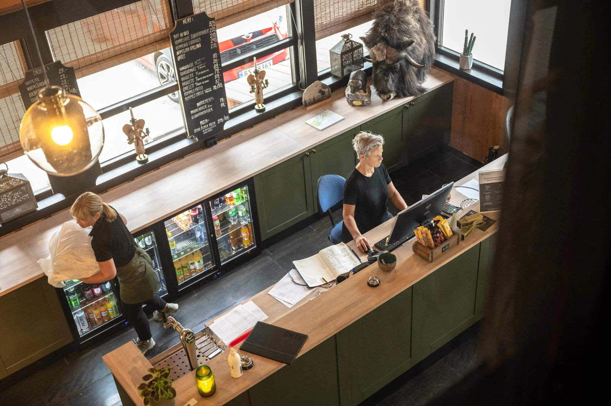 Interiør for Trolltun hotell og hytter. Resepsjonsdisk og salgshyller.