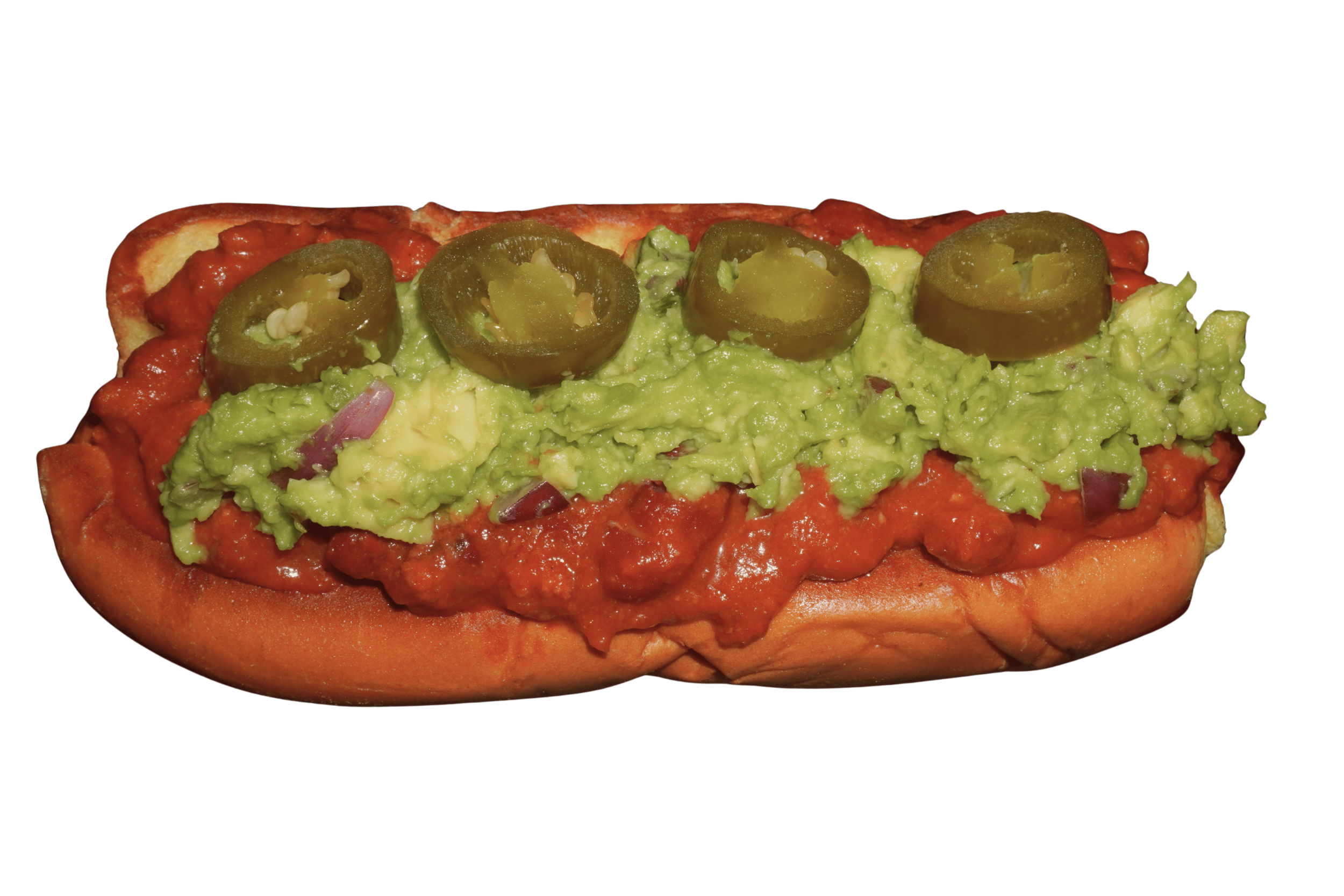 Hot dog con frijoles, guacamole, jalapeños y cebolla roja
